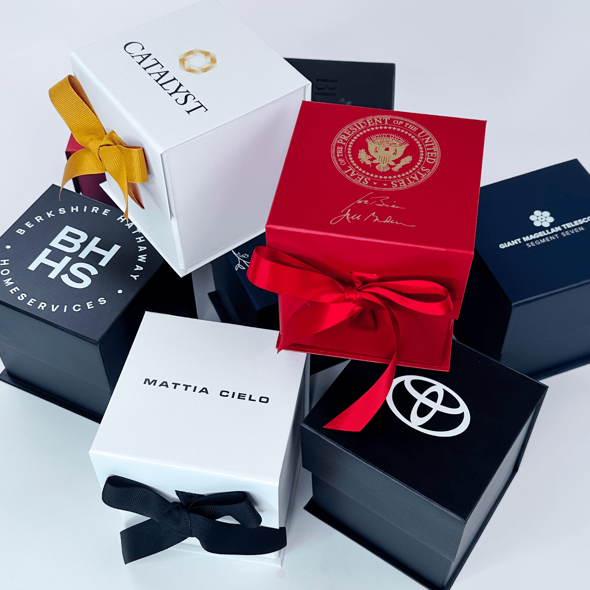 White Small Cube Magnetic Gift Boxes With Changeable Ribbon