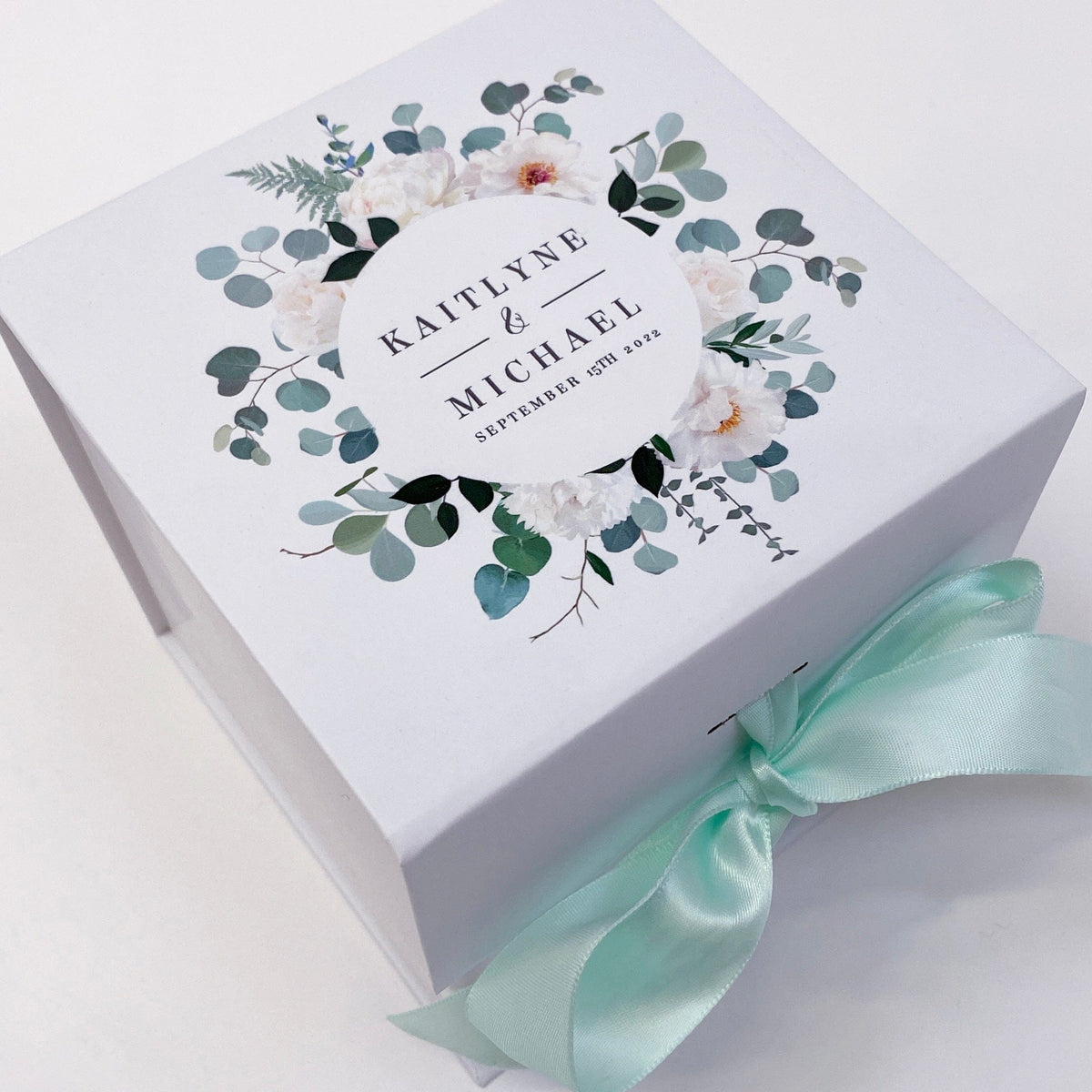 White Small Cube Magnetic Gift Boxes With Changeable Ribbon